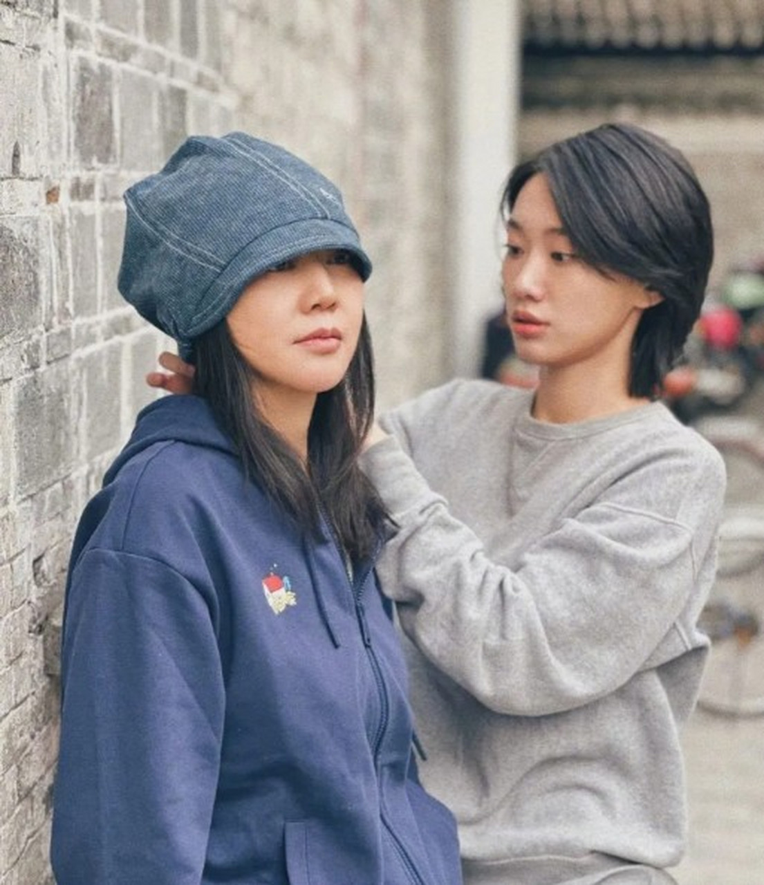 闫妮的女儿邹元清近日因长相与张小斐惊人相似而成为网络热议的焦点.