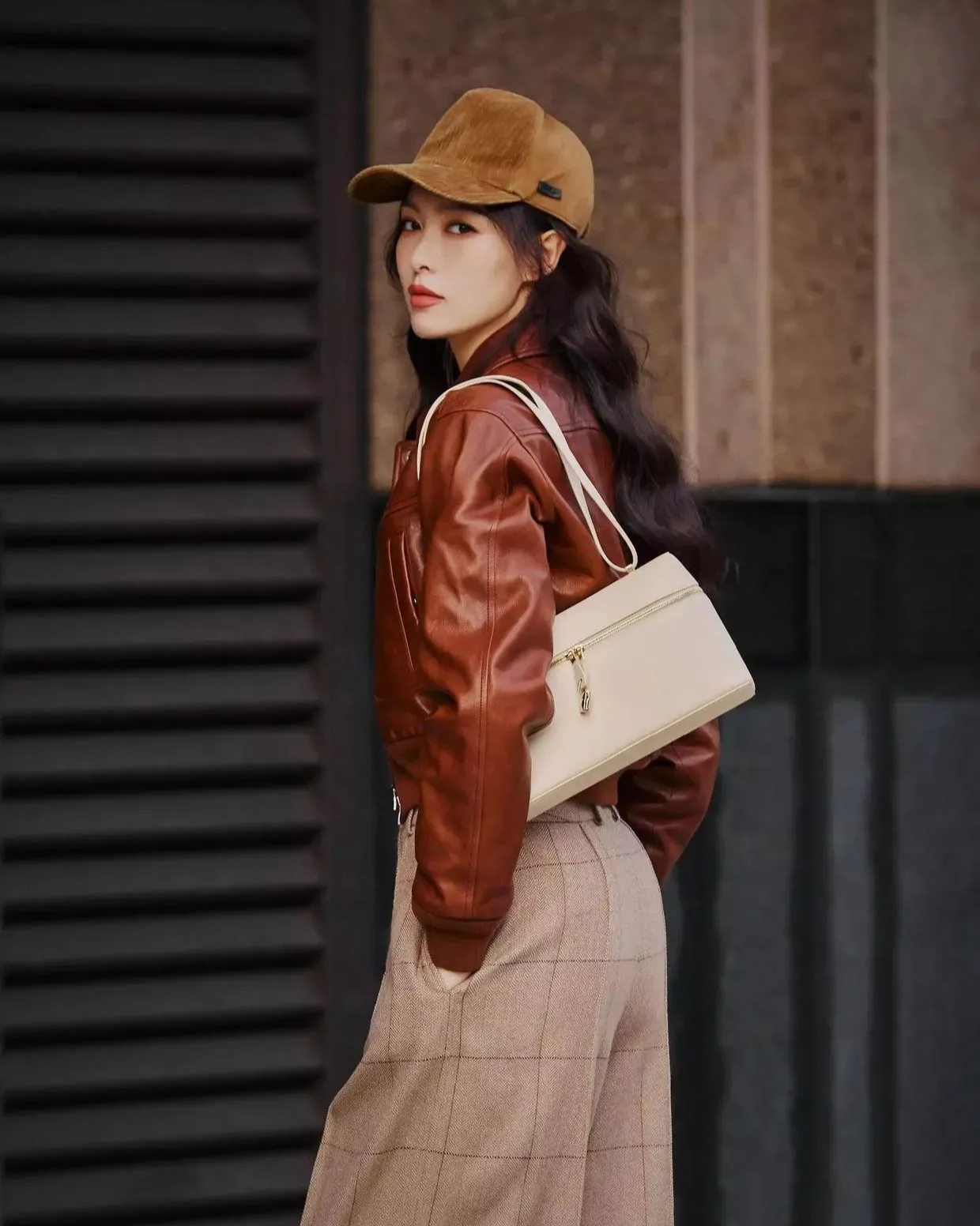 近日,唐嫣的街拍照片在网络上引起了广泛的关注