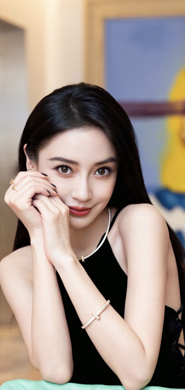 杨颖  高清手机壁纸来喽  杨颖是一位真正的美女,她的美貌和魅力无可