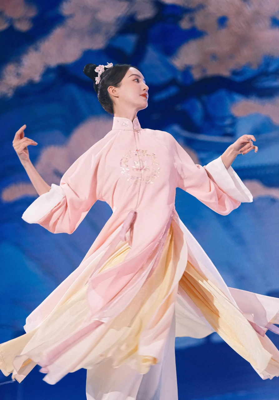 金晨的粉衣古风造型好美,清新俏丽,温婉可人!