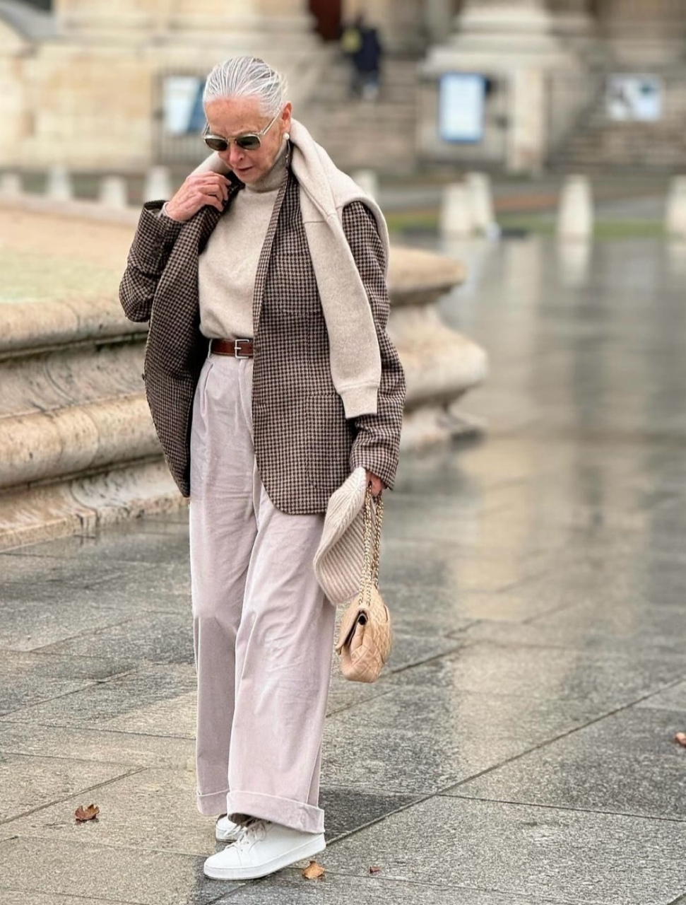 生活在法国的75岁的linda v wright,曾经是模特,后来又成为时尚博主