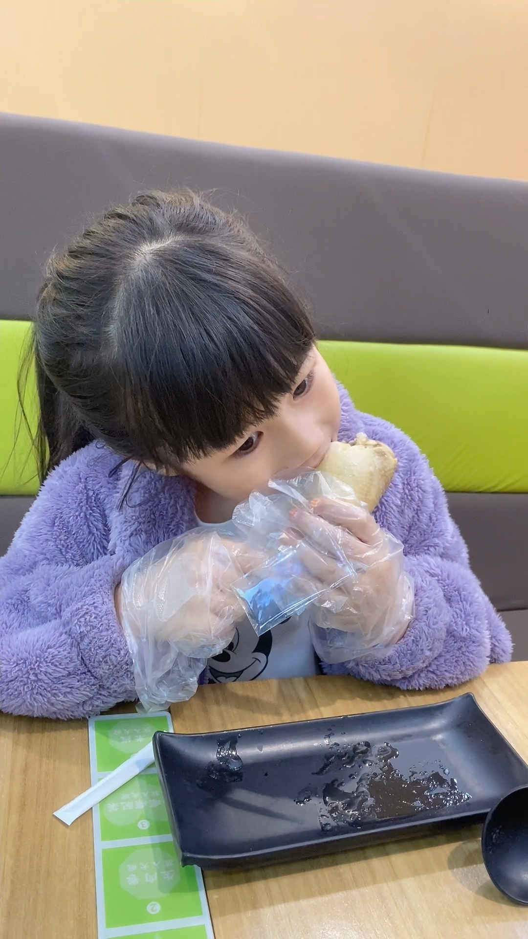 这个幼儿园小朋友练习了1个小时滑板,饿了直接啃了1个大鸡腿,我在旁边