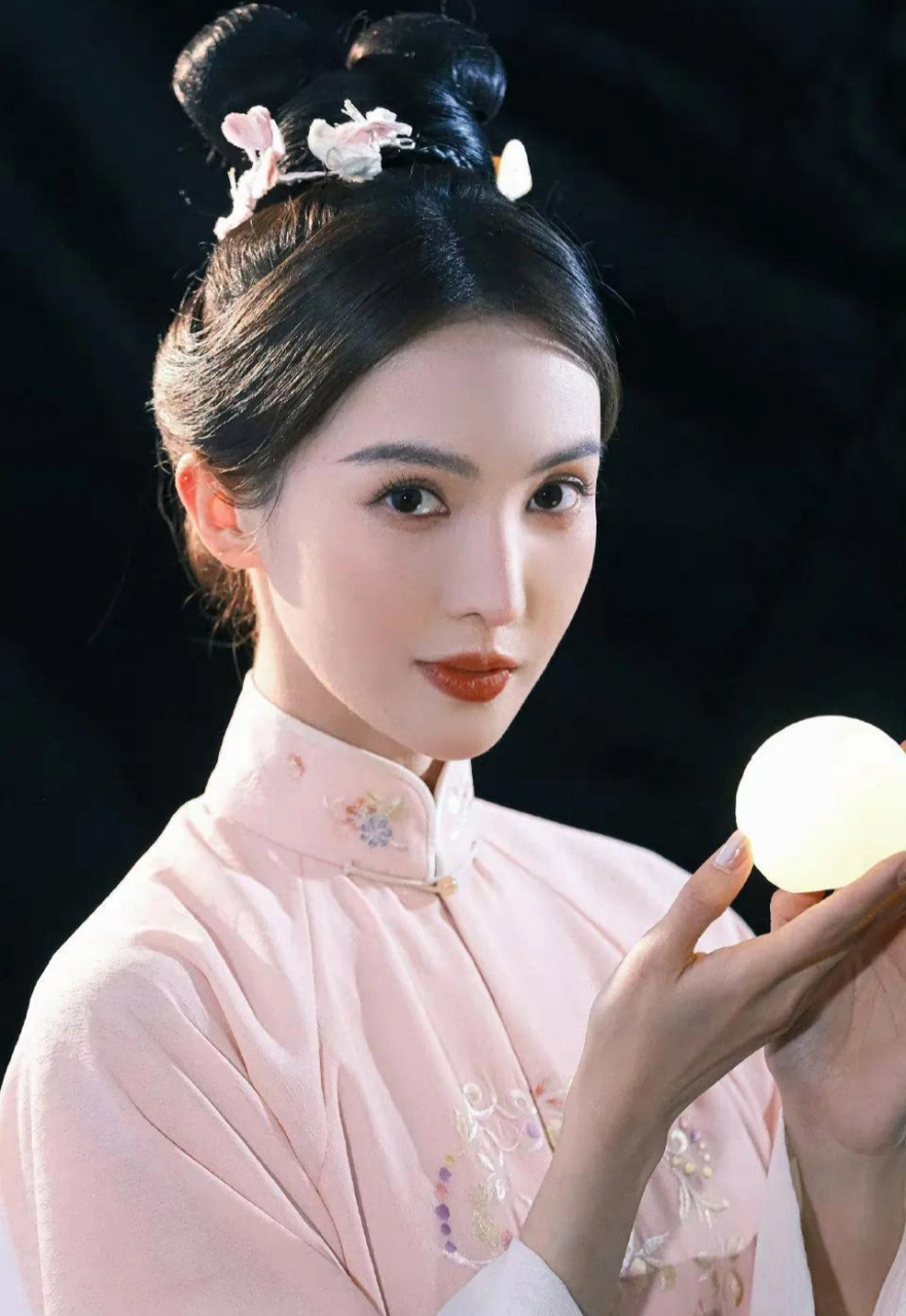 金晨的粉衣古风造型好美,清新俏丽,温婉可人!