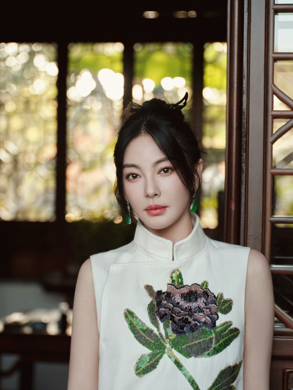 张雨绮身穿中式旗袍,举手投足尽显气质.