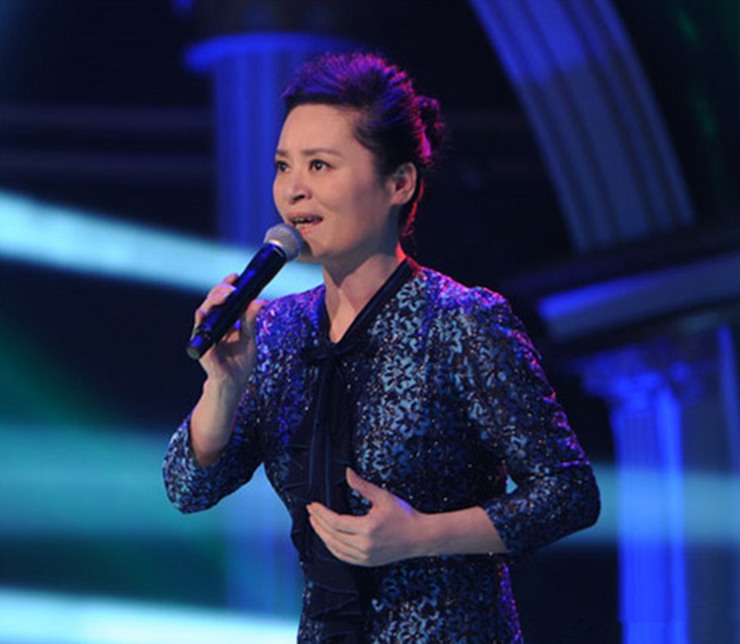 金炜玲曾是上海滩的歌坛明星,因一曲《爱情ok胶》走红.