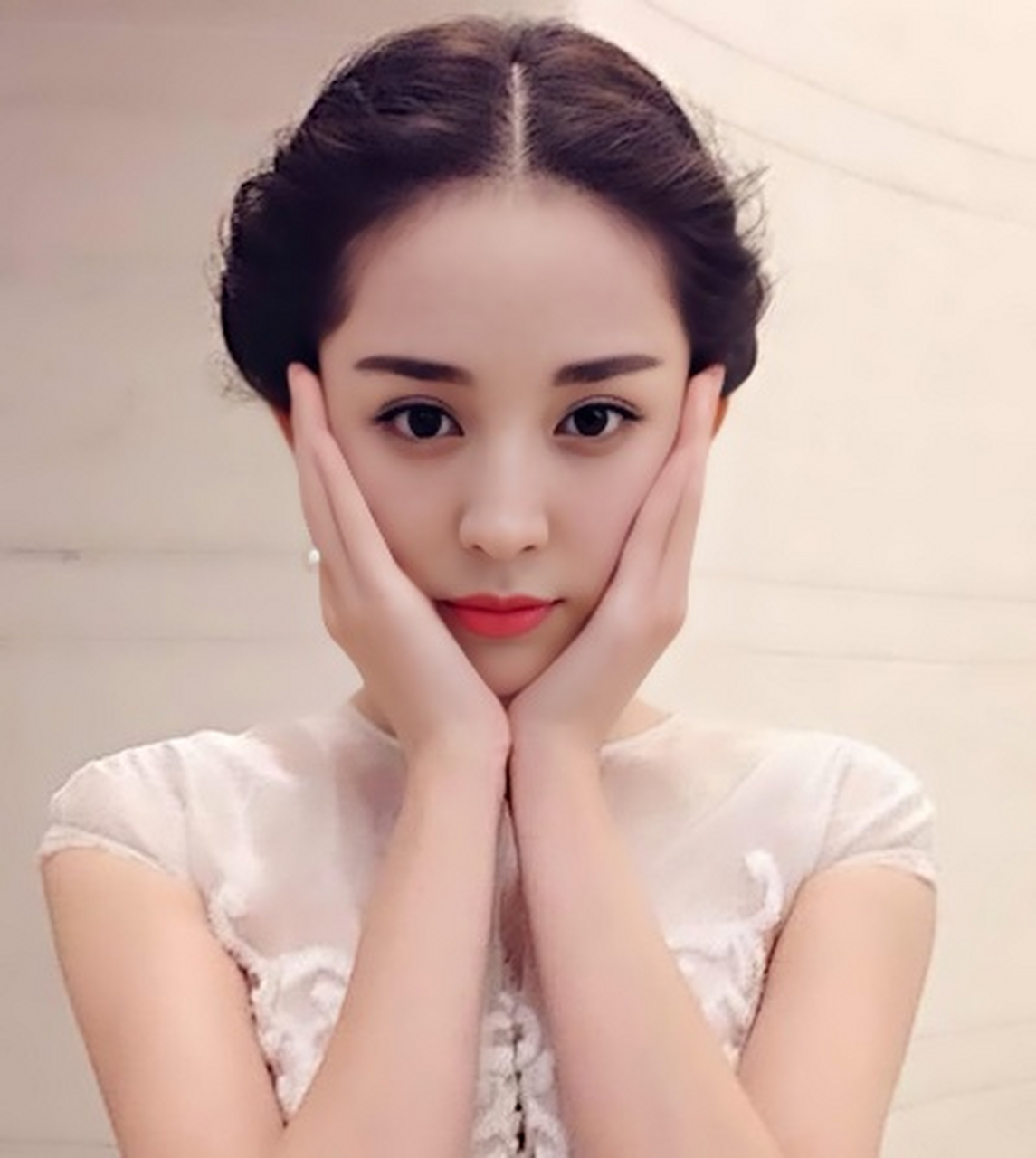 古力娜扎是一位来自中国新疆的年轻演员,她清纯甜美,气质优雅,散发着