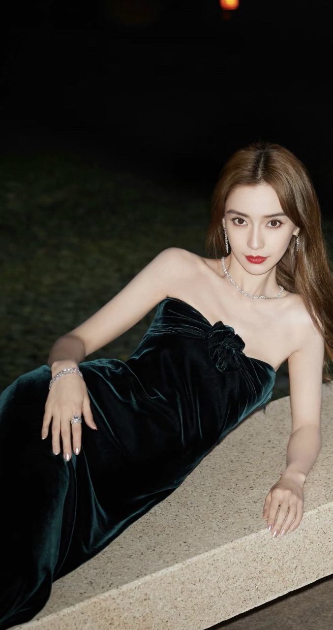 杨颖  高清手机壁纸来喽  杨颖是一位真正的美女,她的美貌和魅力无可
