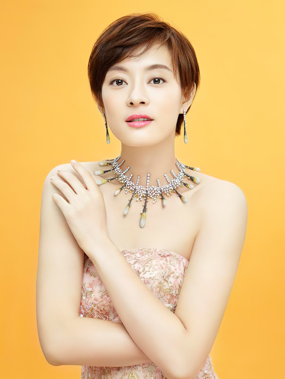 孙俪在电视剧《安家》中饰演安家天下中介公司的"金字招牌"房似锦,她