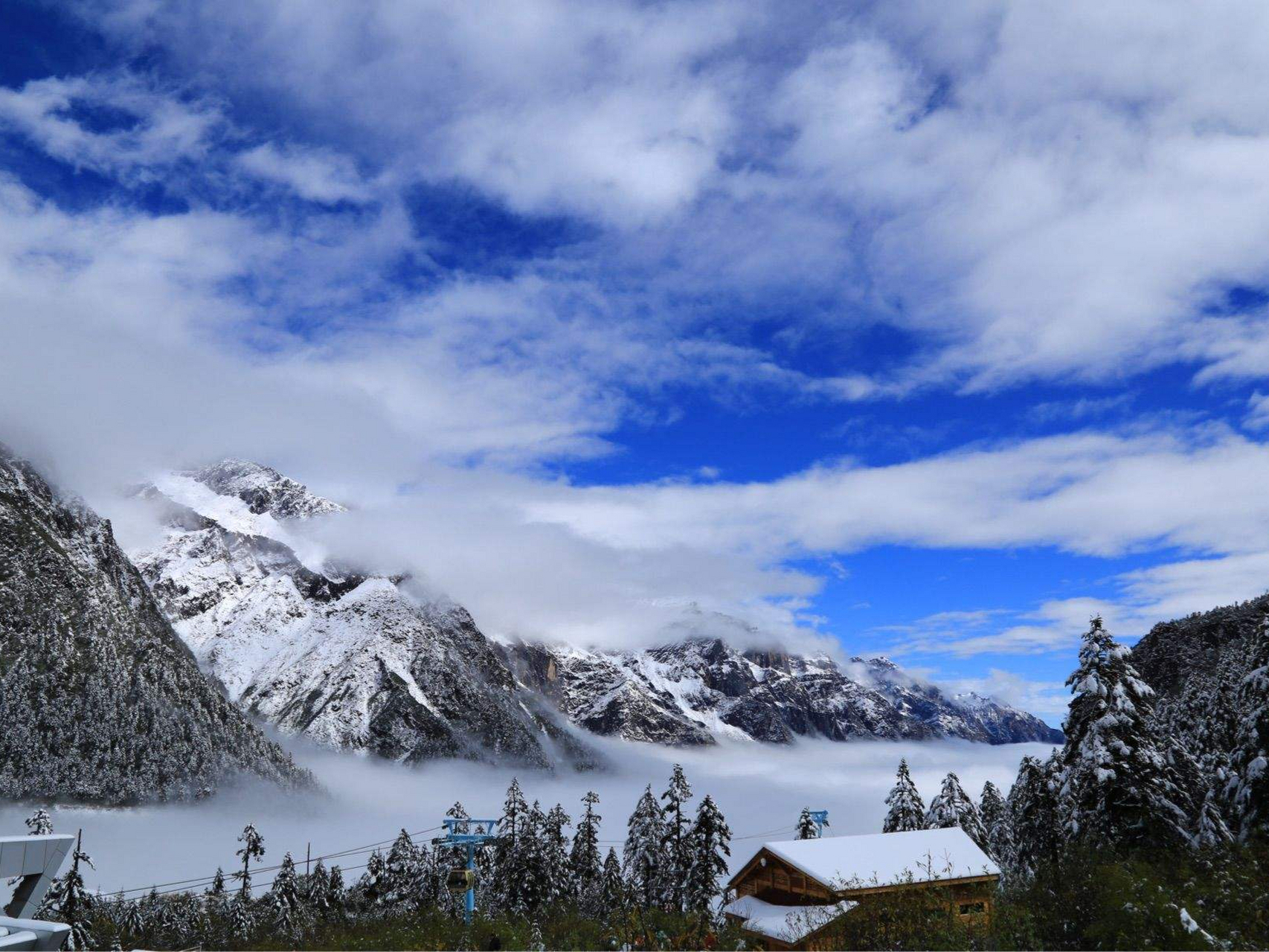 寒假旅游好去处#海螺沟:位于青藏高原东缘的极高山地,具体在贡嘎山