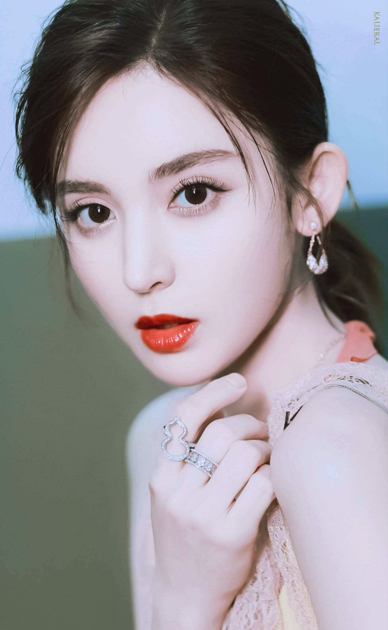 古力娜扎凭借卓越的表演技巧,美貌和多才多艺,成为备受瞩目的明星.