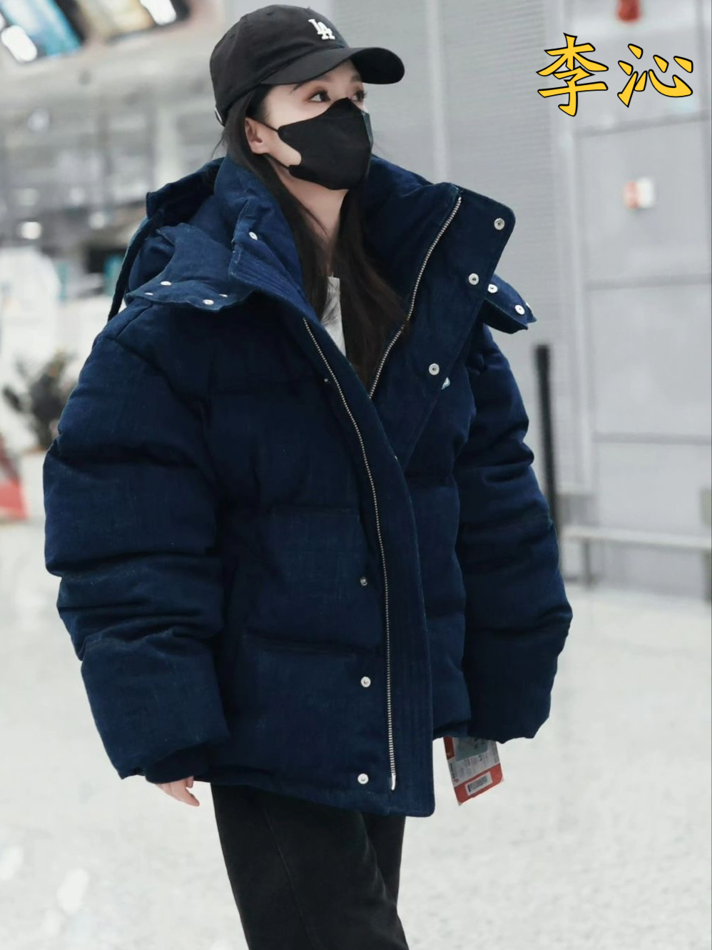 棒球帽白色打底搭配牛仔羽绒服阔腿裤
