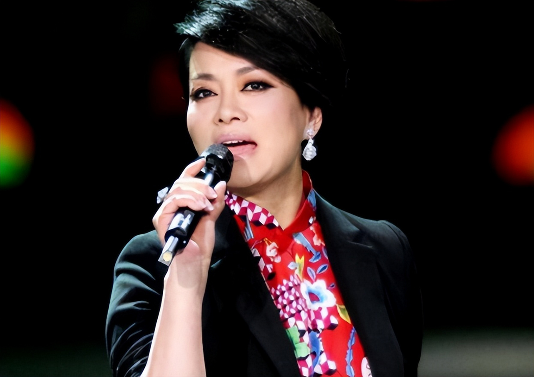 金炜玲曾是上海滩的歌坛明星,因一曲《爱情ok胶》走红.