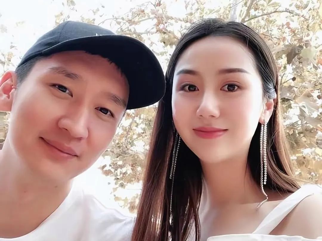 汪峰和小苹果成葛荟婕直播间热门话题,实锤新女友也疑似她传出!