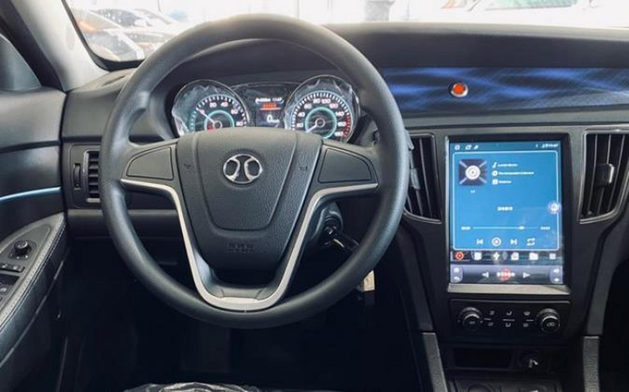 北汽新能源eu300是一款个人消费者纯电车型,已停产.