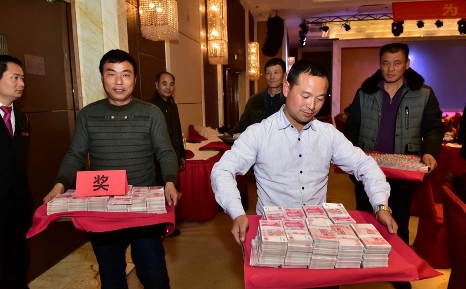 公司年会抽奖,中奖名单全被"内定",抽奖系统出错现场炸锅了