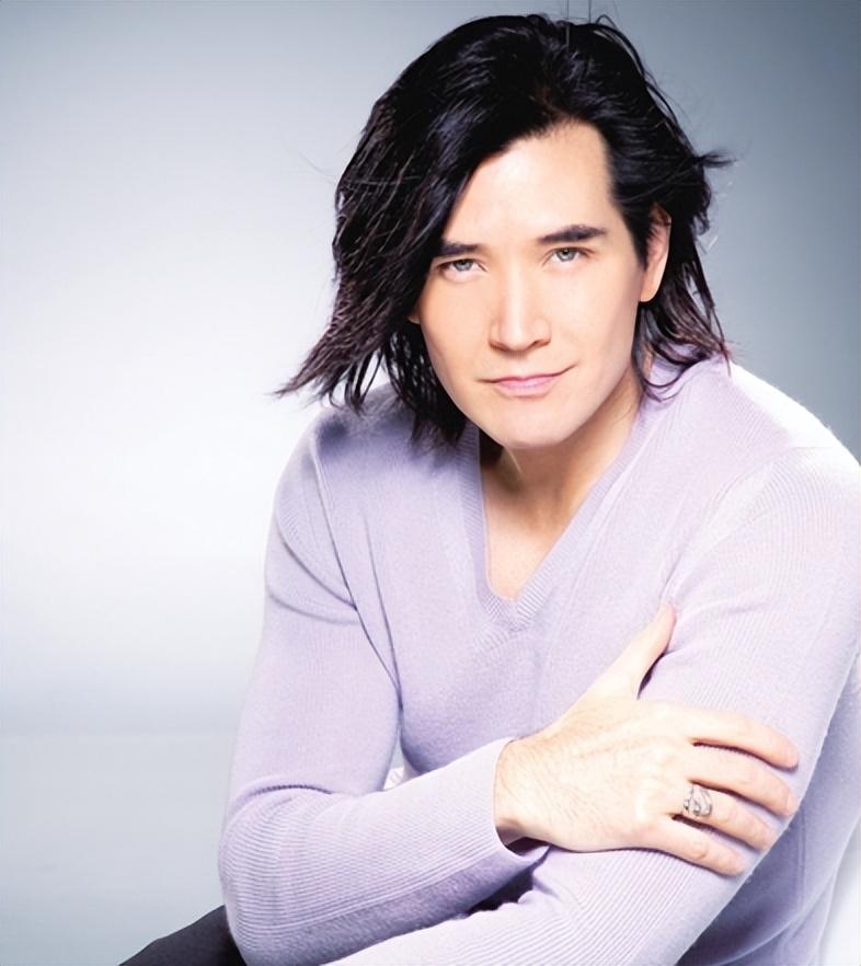 62岁费翔和26岁娜然因戏生情,年龄差36岁遭质疑,引发轩然大波!