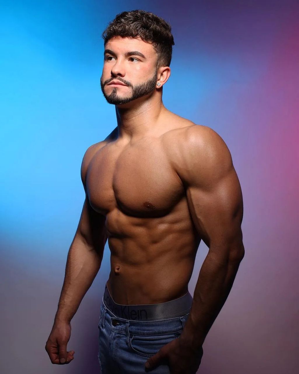 25岁的美国健美运动员brandon barbella于2024年1月19日去世,死因尚未