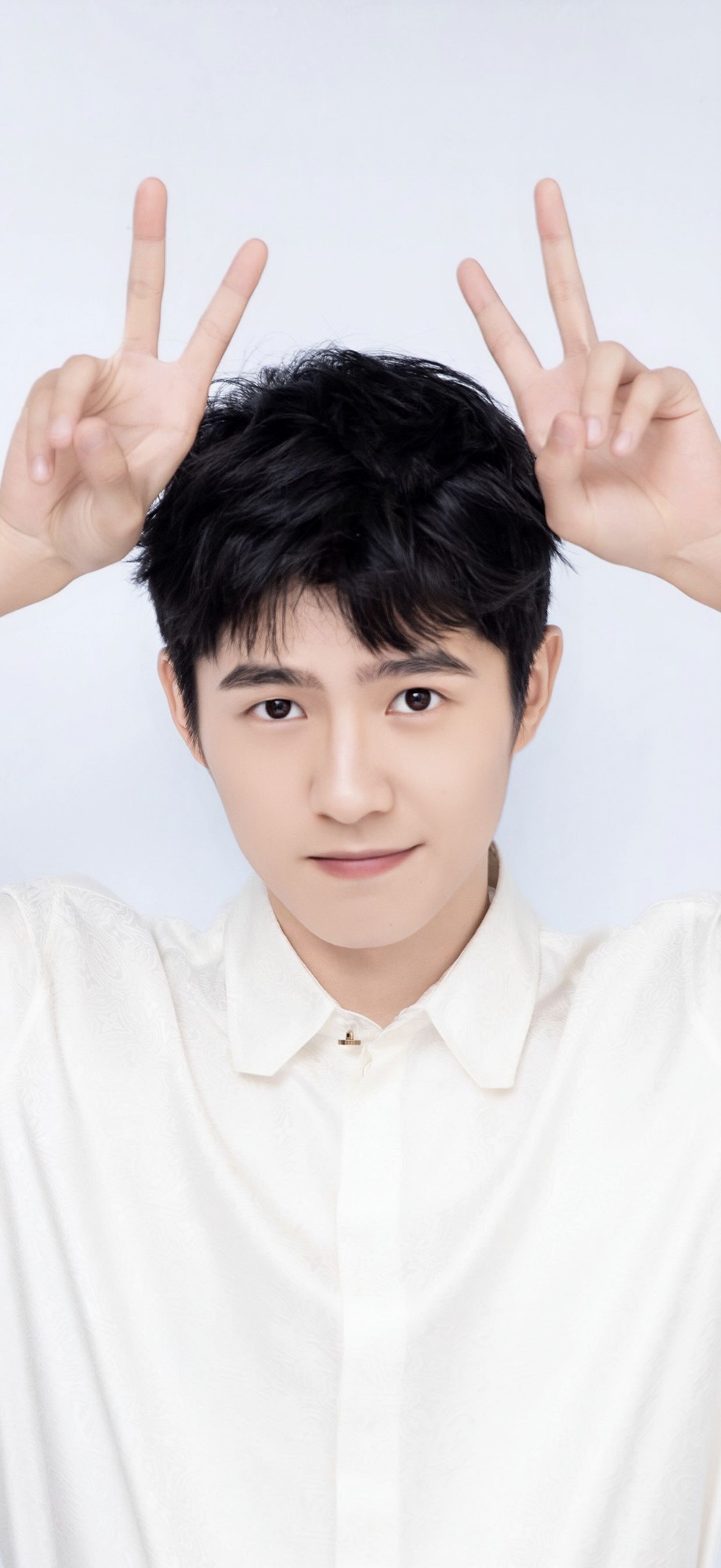 在光影的交错中,刘昊然以一张张壁纸的形式,定格了时间的温柔.