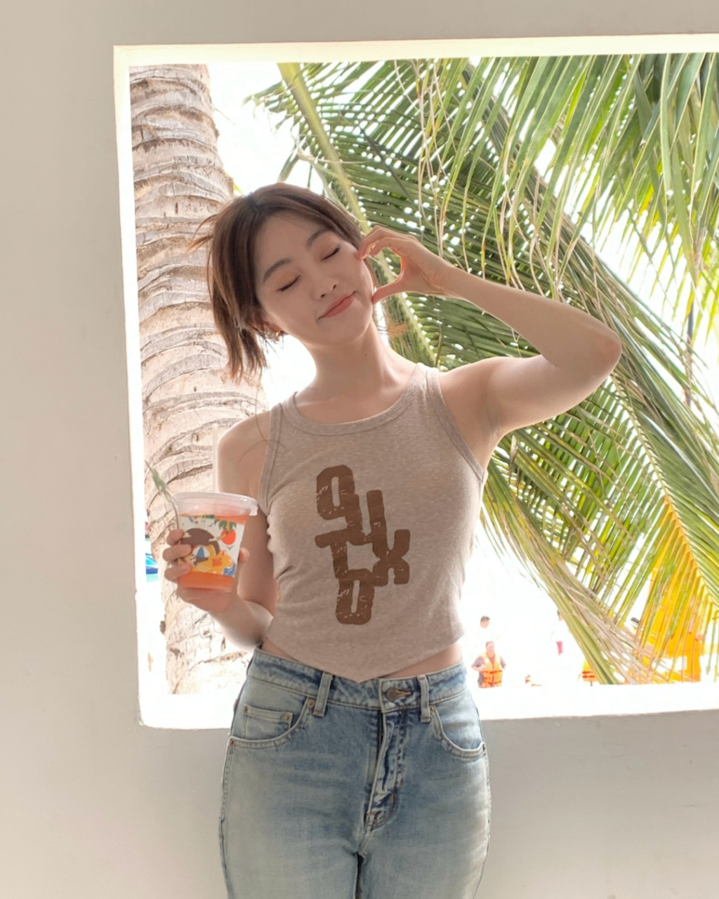 祝绪丹牛仔裤搭配露背背心,活泼灵动,少女感满满!