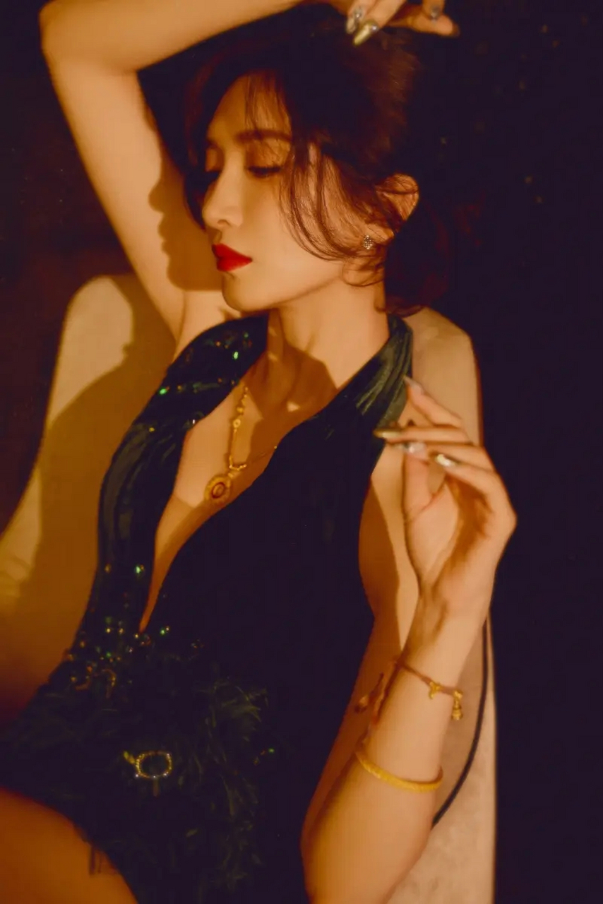 墨绿色挂脖长裙美背尽显优雅风情#江疏影# #江疏影张天爱团队互撕