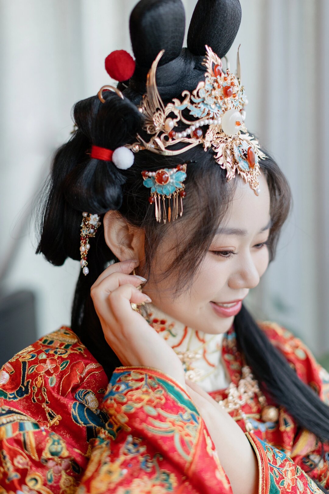 比如衣领常常采用旗袍式的立领寓意