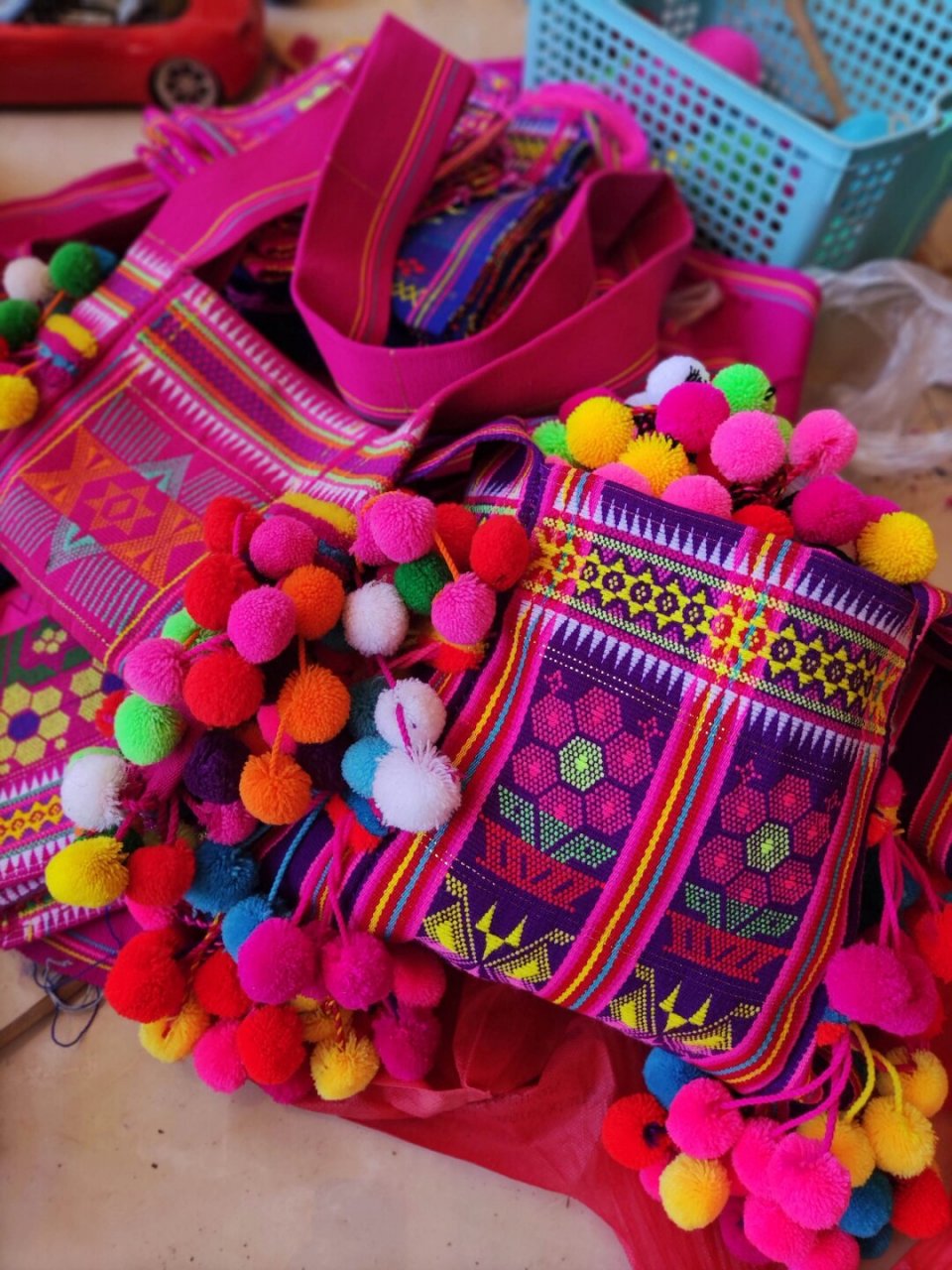 《包治百病》之拉祜族手工包  在五彩斑斓的民族文化中,拉祜族手工包