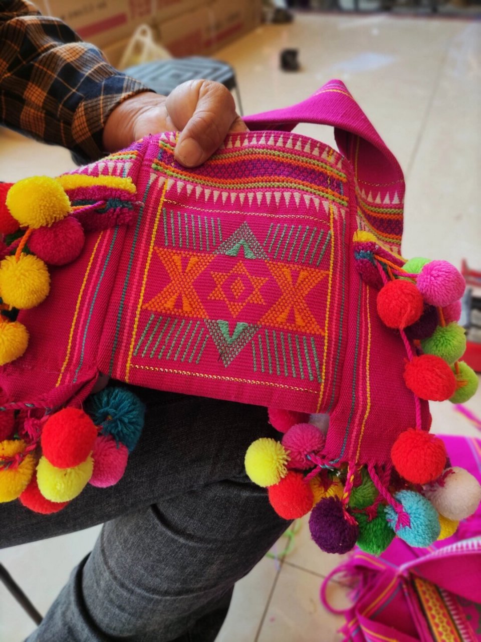 《包治百病》之拉祜族手工包  在五彩斑斓的民族文化中,拉祜族手工包