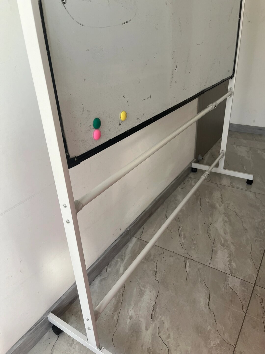 本科专业机械,今天一大早来帮忙装黑板支架