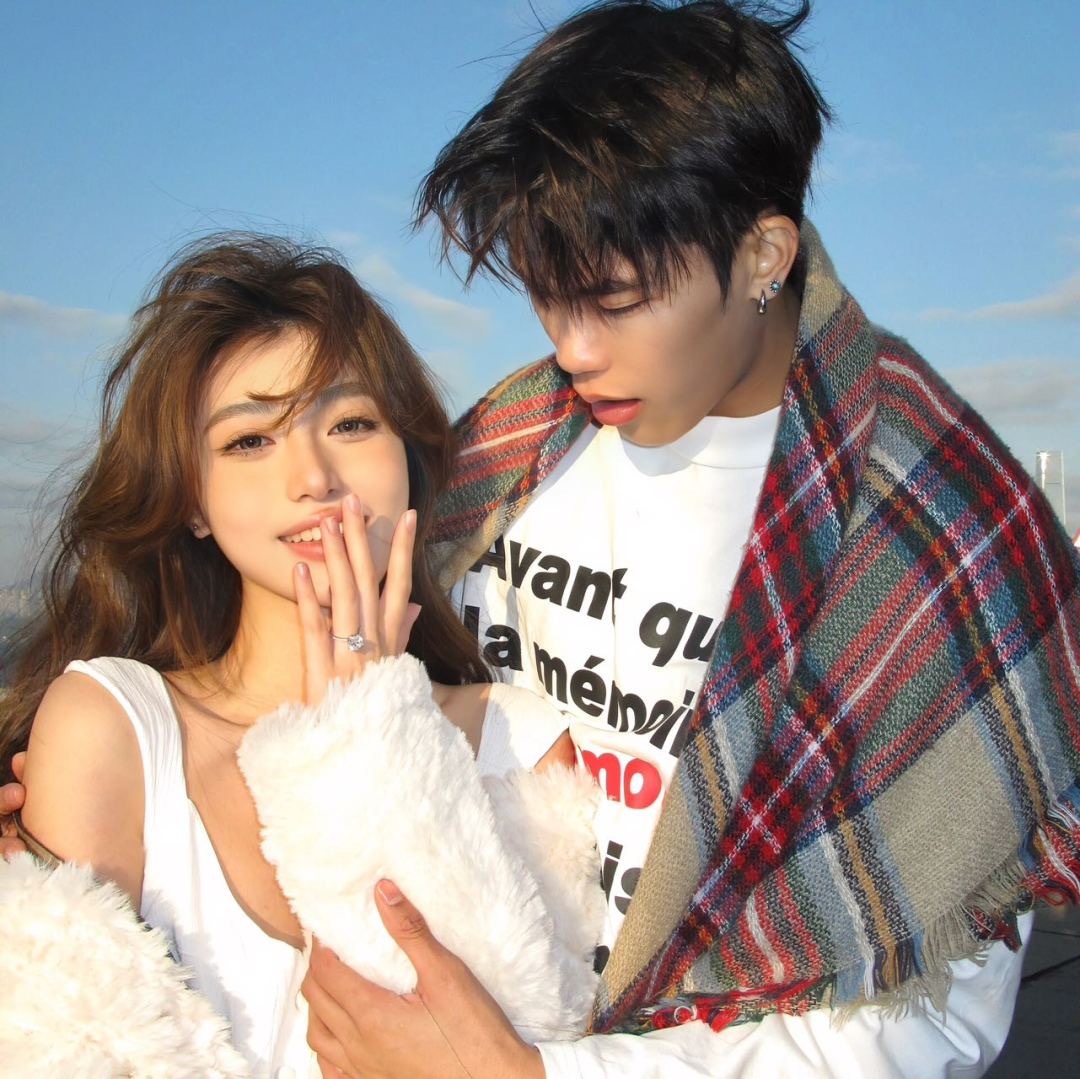 头像中的微笑,仿佛诉说着无尽的爱意,穿越屏幕,温暖着每一个寂静的