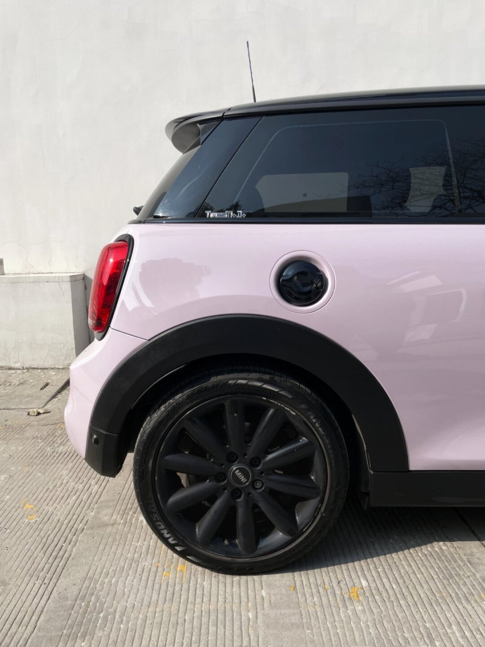 mini coopers  曼塔紫和迷雾灰紫都是mini cooper的经典颜色选项,每一