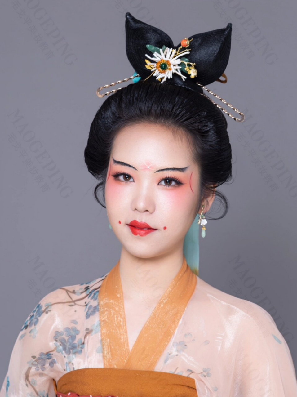 今日的妆容,我特地融入了唐代经典的妆容元素,如花钿,斜红和面靥,仿佛