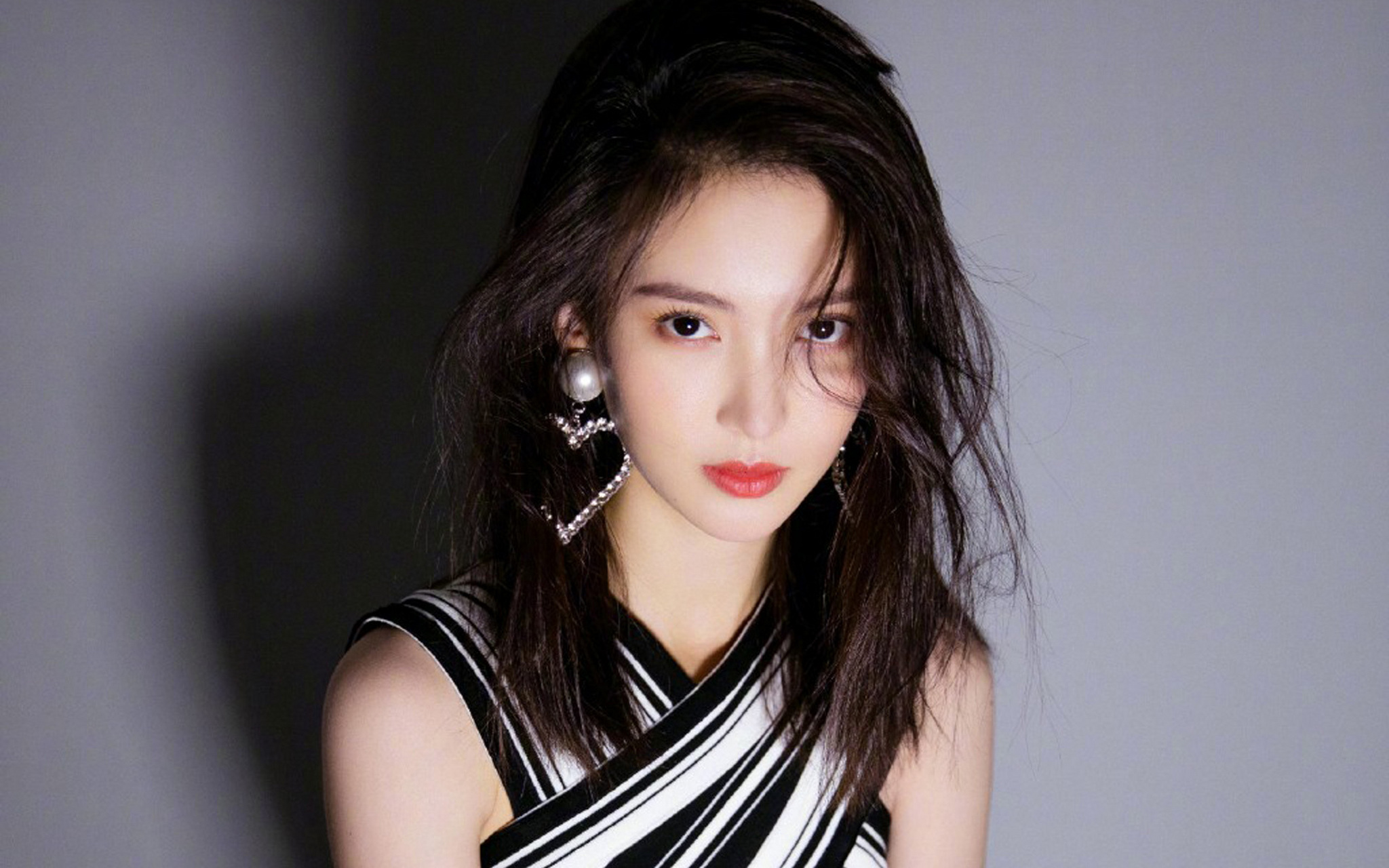 1月27日晚上,33岁的金晨被冲上了热搜,这次是因为她在航天之夜的舞台