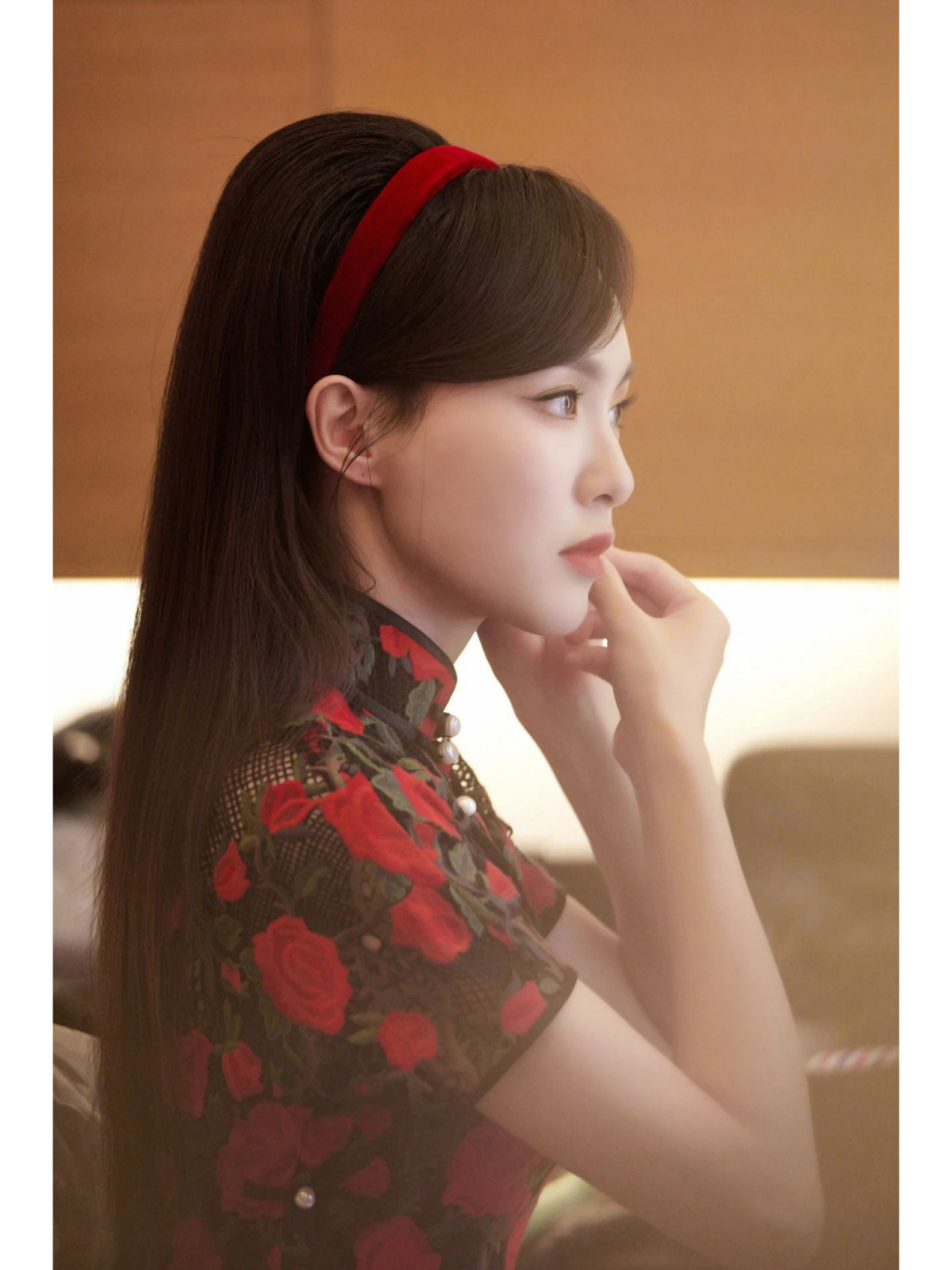 唐嫣旗袍造型,古风唯美动人  唐嫣身着旗袍,展现出古风唯美的气质