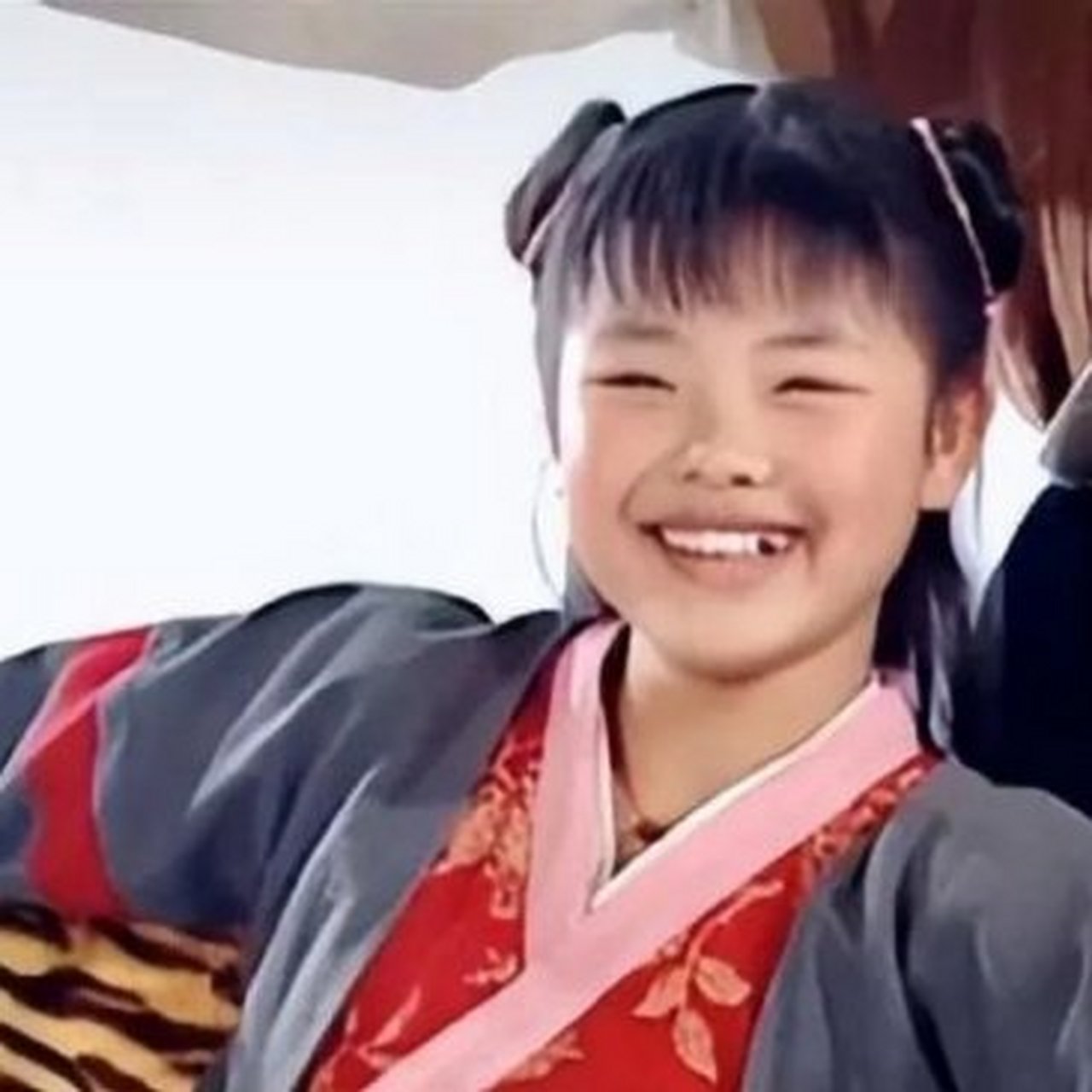 从"最丑童星"到备受瞩目的演员,莫小贝的故事告诉我们,每个人都有无限