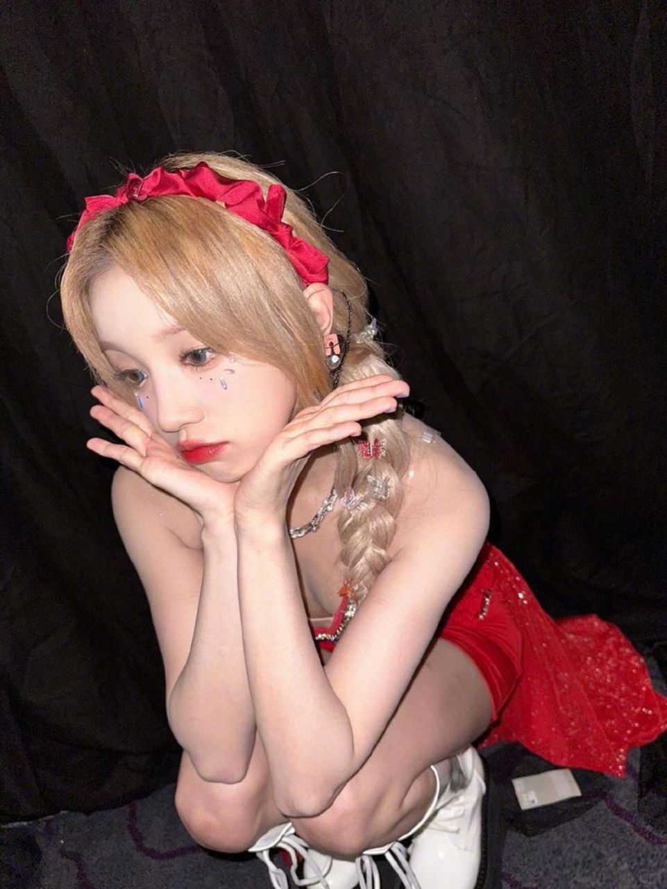 "宋雨琦回应粉丝,红裙麻花辫造型封神"  宋雨琦与粉丝之间的互动总是