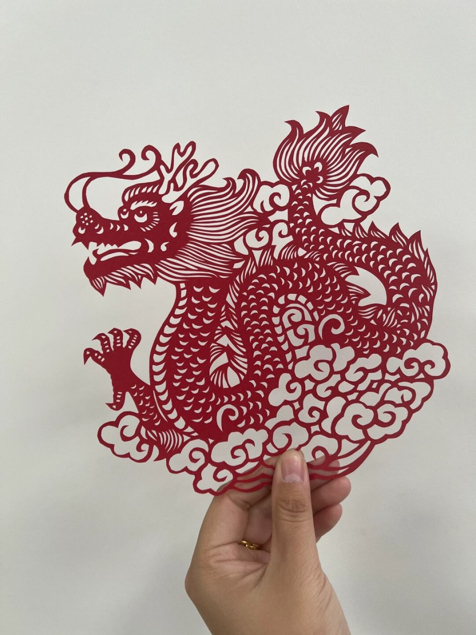 这幅剪纸以龙为主题,展现了中国民间艺术的精湛技艺