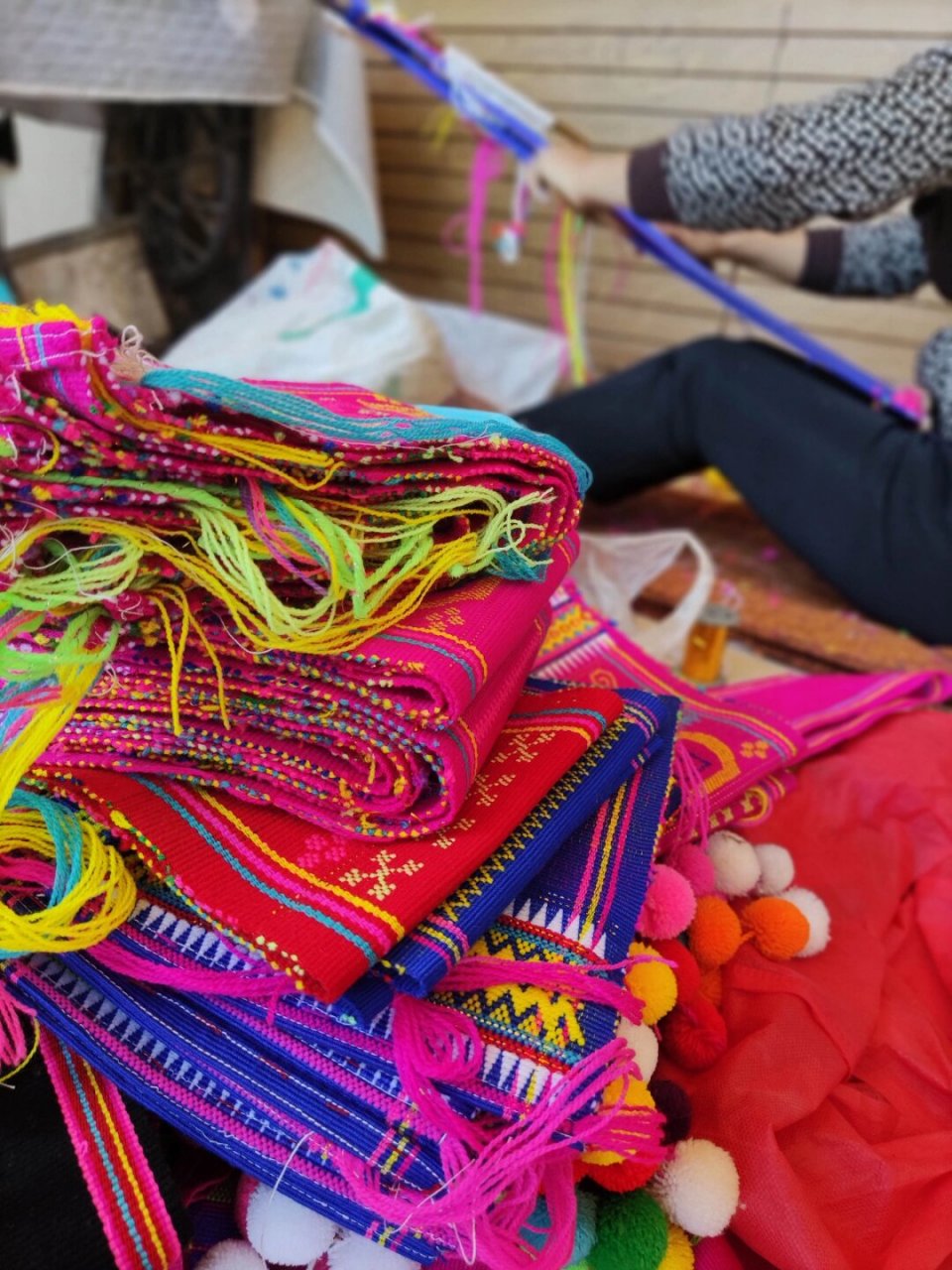 《包治百病》之拉祜族手工包  在五彩斑斓的民族文化中,拉祜族手工包