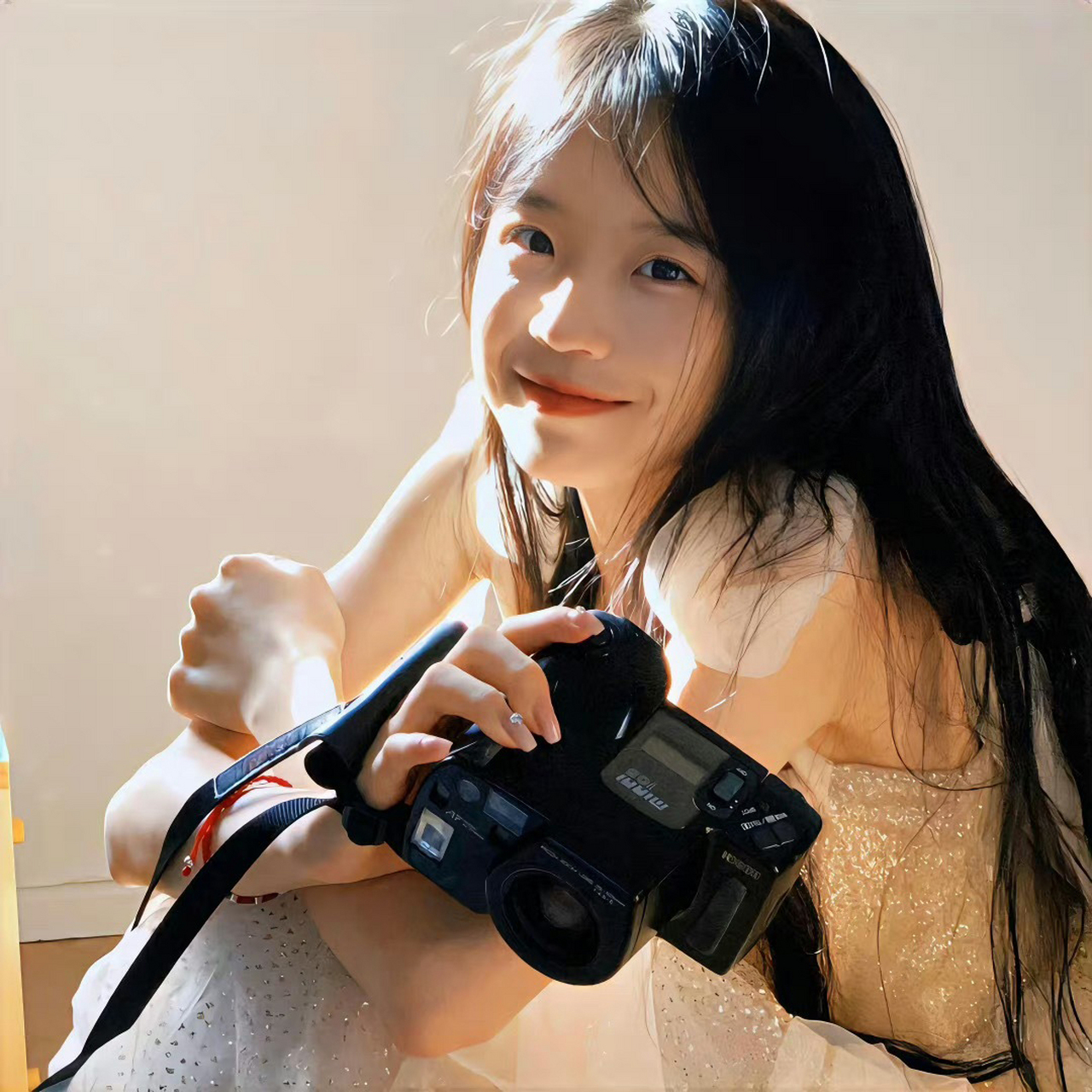 光影中的女生头像 通过光影的巧妙运用,形象地展现出深远的意境,氛围