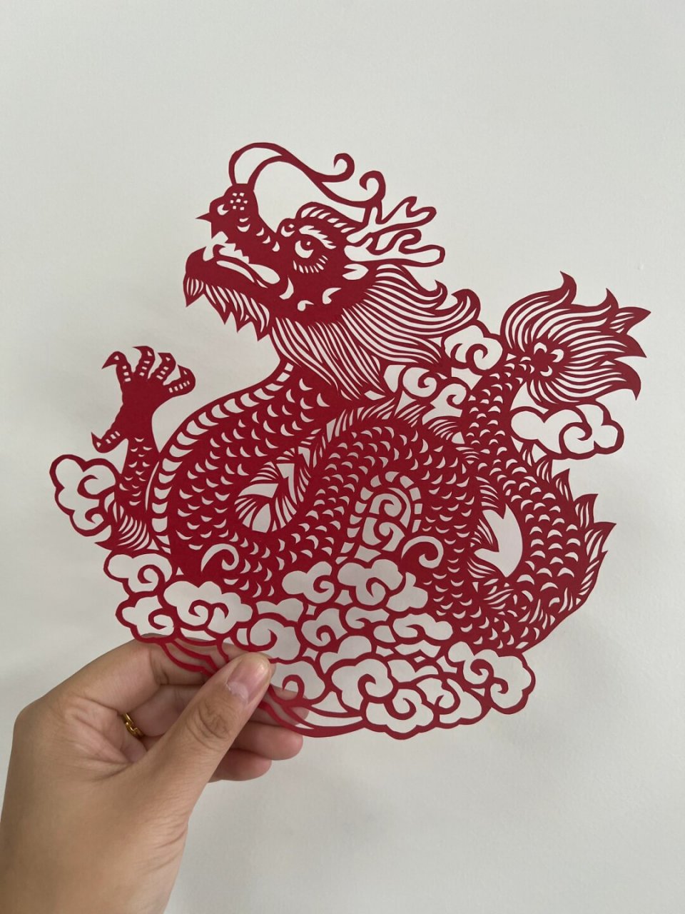 龙年剪纸来咯  这幅剪纸以龙为主题,展现了中国民间艺术的精湛技艺.