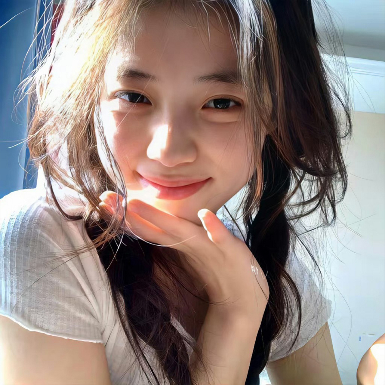 光影中的女生头像 通过光影的巧妙运用,形象地展现出深远的意境,氛围