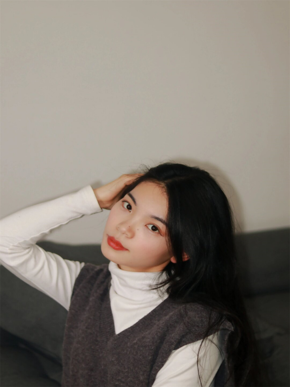 白墙配沙发拍电影氛围写真  今日宅家,我拍了一组充满氛围感的自拍