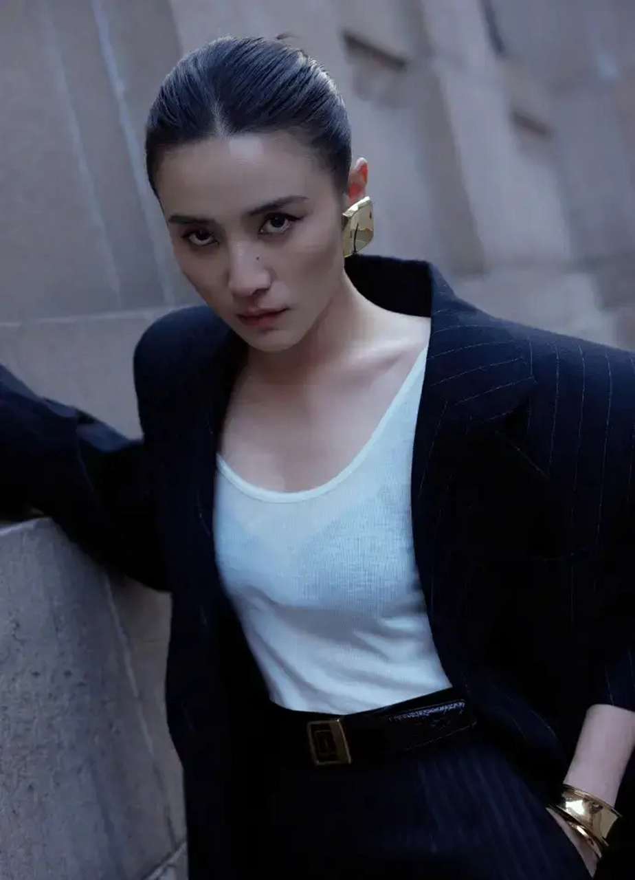 宋佳气场超a,金色耳饰惊艳眼球#宋佳居然这么高# #小宋佳# #宋佳双