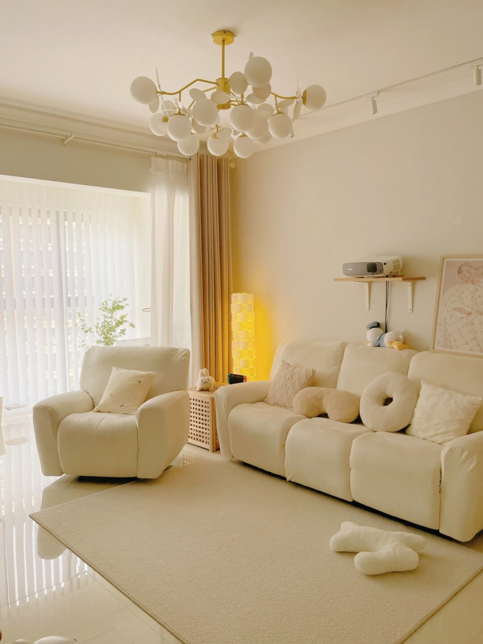 在客厅和餐厅,我们选择了米白色的地砖进行通铺,不仅让空间显得更加