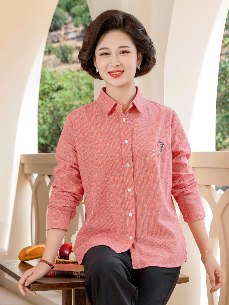 中老年女装妈妈装拍摄  随着年龄的增长,女性们的魅力逐渐沉淀,散发出