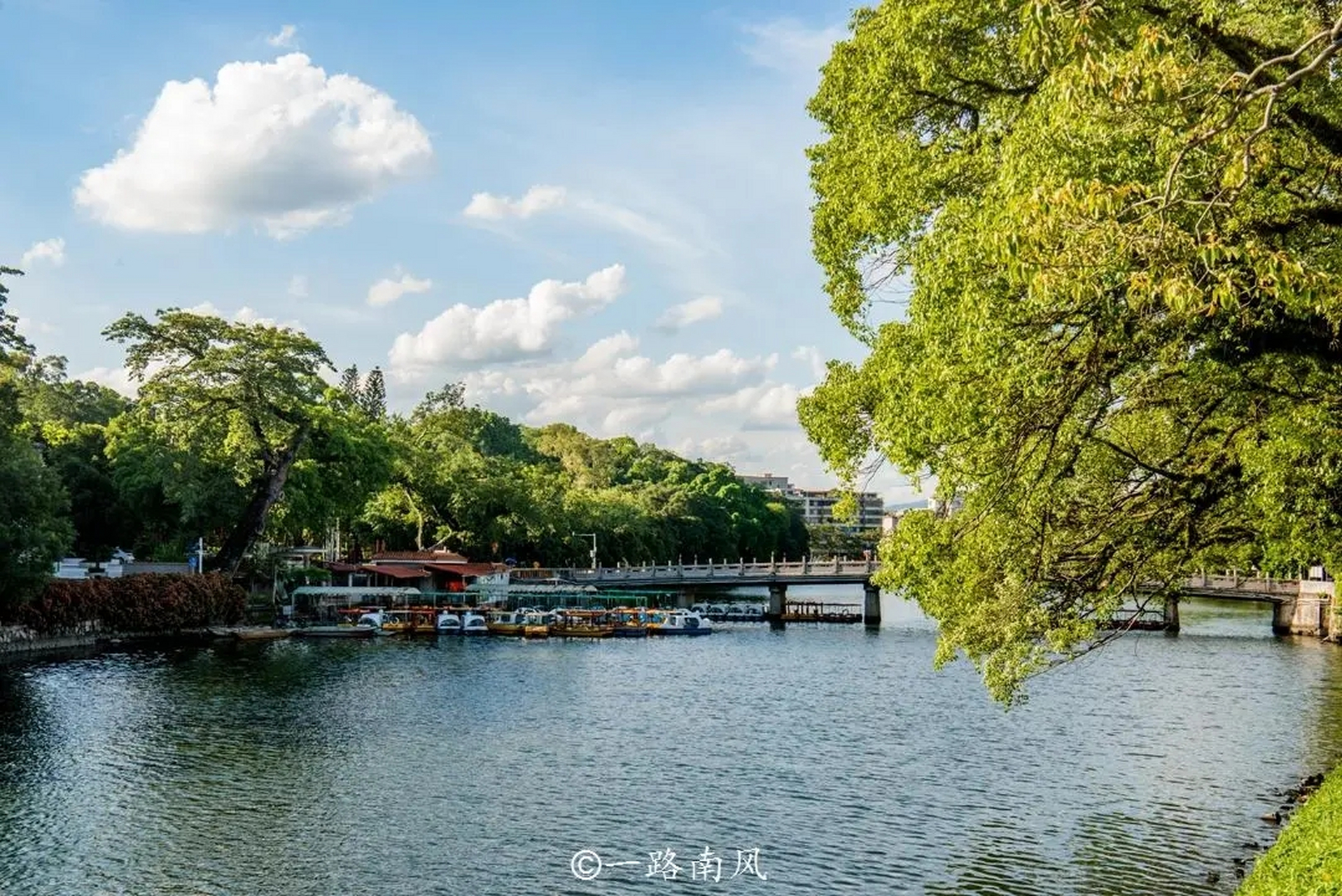 杭州西湖名气很大,潮州西湖的面积虽然小很多,但风景也很出众,如果你