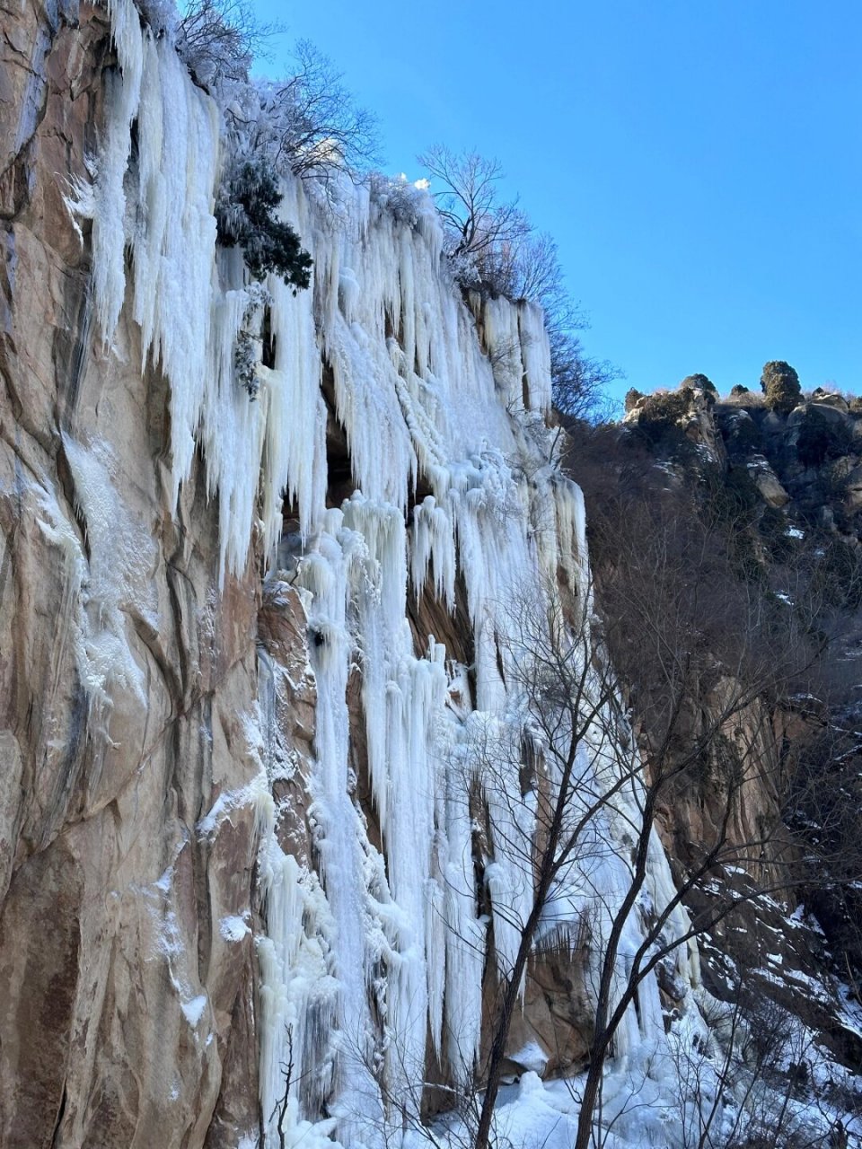 让子弹飞之白河踏冰  当冬日的脚步悄然临近,白河峡谷便披上了银装.