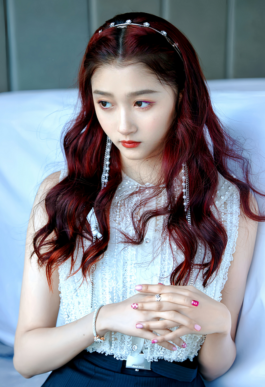 关晓彤这酒红色发型,真的绝了!