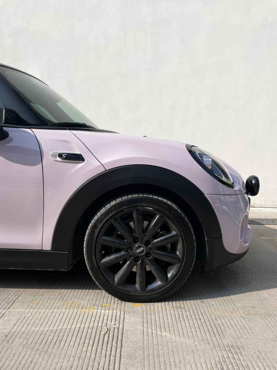 mini coopers  曼塔紫和迷雾灰紫都是mini cooper的经典颜色选项,每一