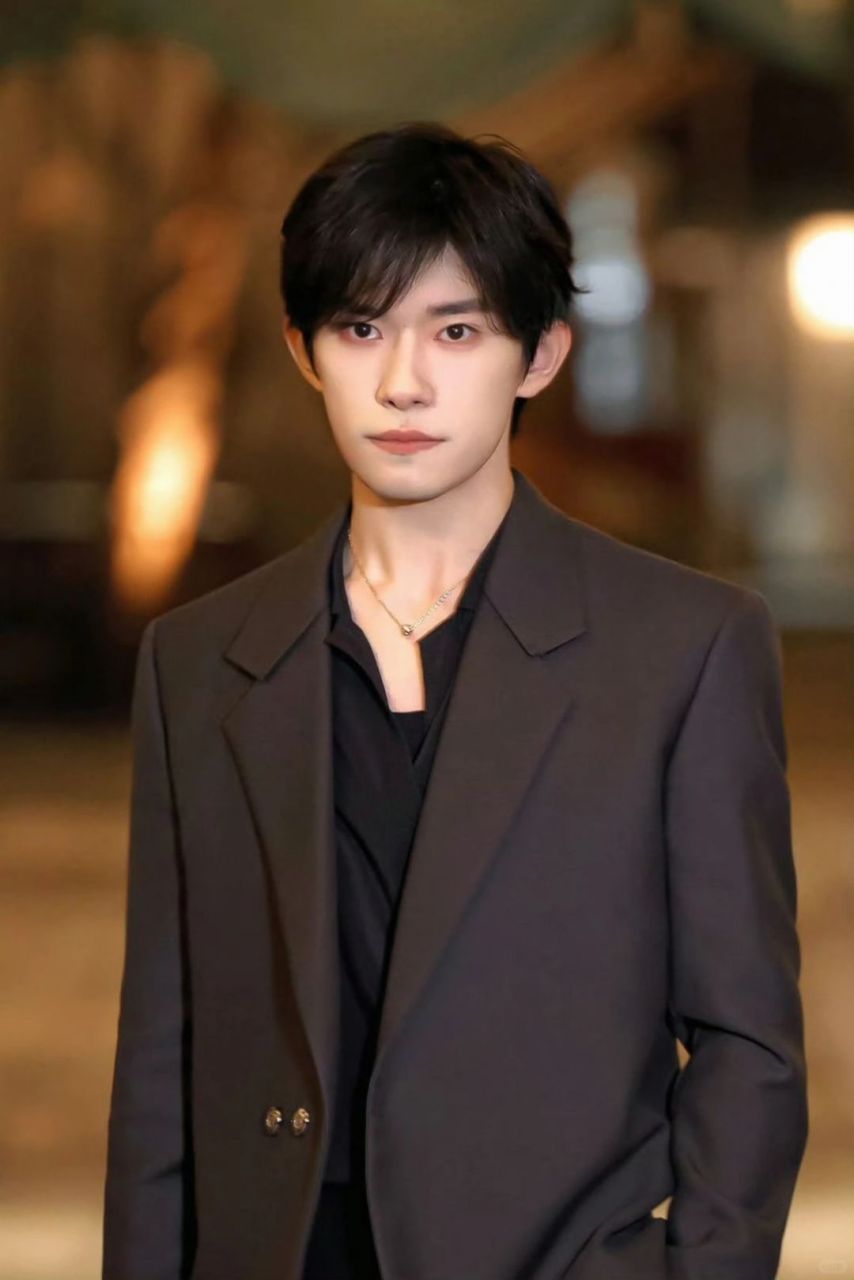 易烊千玺,一个在内地娱乐圈中备受瞩目的多才艺艺人.