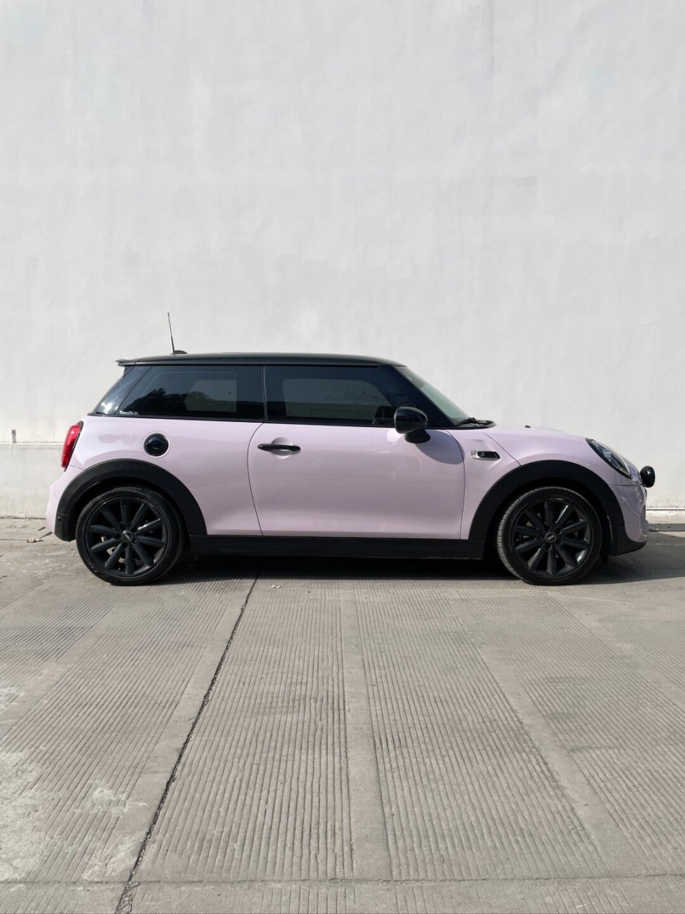 mini coopers  曼塔紫和迷雾灰紫都是mini cooper的经典颜色选项,每一